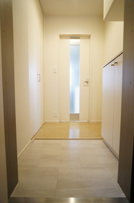 【居間・リビング】 | カーサ・ドマーニ | 白を基調とした明るい玄関です