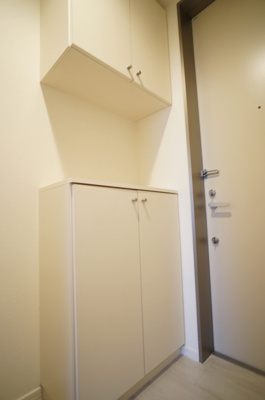 【収納】 | カーサ・ドマーニ | セパレート型のシューズBOXです。小物や写真を飾ることができます。