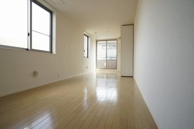 【居間・リビング】 | カーサ・ドマーニ | 15.5帖のLDK内です。エアコンを設置。そして二面採光の明るいお部屋です。