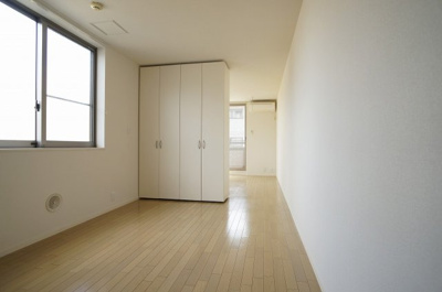 【居間・リビング】 | カーサ・ドマーニ | 同じく洋室内です。クローゼットを移動した様子です