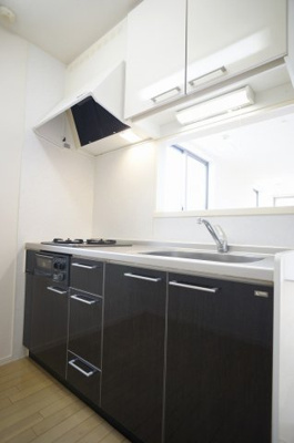 【キッチン】 | カーサ・ドマーニ | 2口ガスコンログリル付のカウンターシステムキッチン。吊戸棚も設置して容量たっぷりの収納力です。