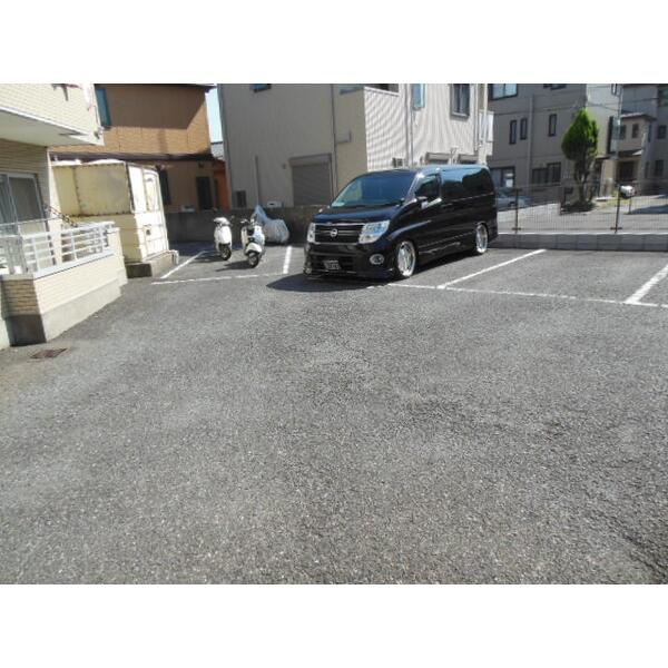 クレセントパレスの駐車場