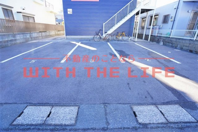 カムアイズ宮ノ陣【キャンペーン対象物件】の駐車場|駐車場があるので、車を買う予定の方も安心です