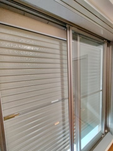 【洋室】 | シャッタータイプの雨戸も設置済です。