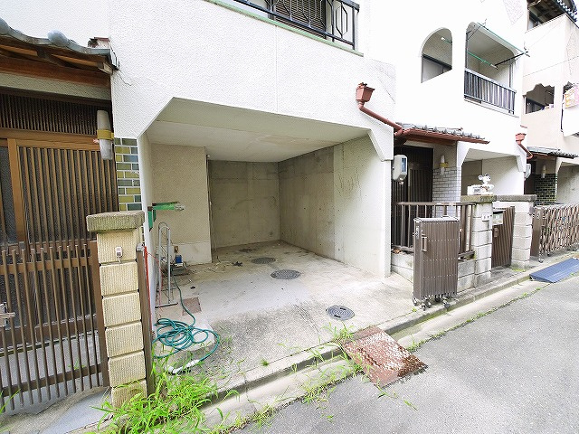 南京終戸建の駐車場|駐車場に車を止められます