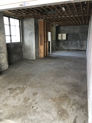 Aスタービル　左の内装