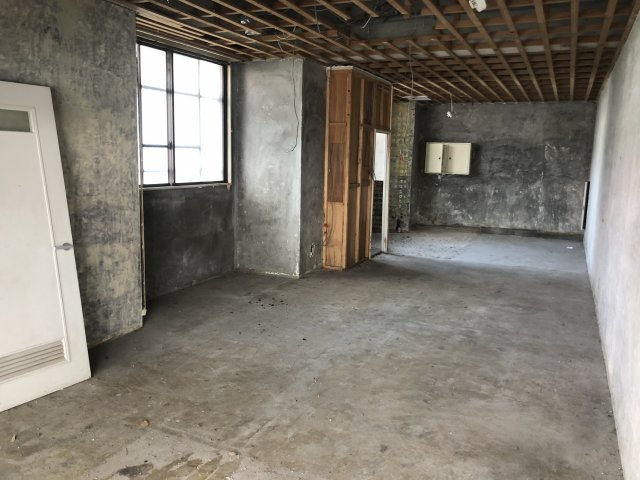 Aスタービル　左の内装