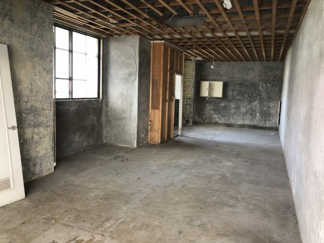 Aスタービル　左の内装