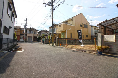 【前面道路含む現地写真】 | 京田辺市東西神屋　新築戸建 | 徒歩圏内には買物施設や金融機関・病院が点在する暮らしやすい環境です。小中学校・保育機関・児童公園が近くお子様がいらっしゃるご家庭は安心です。車で約5分に《アル・プラザ京田辺》もあり買物が便利です！