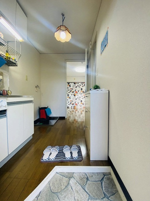 【展望】 | メゾン ドゥ マローネ | 室内から玄関への景観です！キッチンの奥に洋室6帖のお部屋があります♪