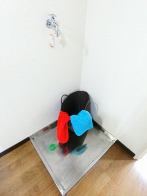 【設備】 | メゾン ドゥ マローネ | キッチン横にある室内洗濯機置き場です♪防水パンが付いているので万が一の漏水にも安心です！室内に置けるので洗濯機が傷みにくい☆