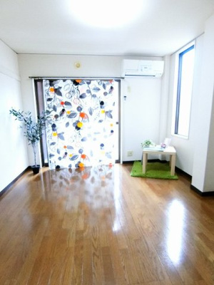 【洋室】 | メゾン ドゥ マローネ | 南西向き洋室6帖☆バルコニーに繋がる二面採光のお部屋です！エアコン付きで1年中快適に過ごせますね☆