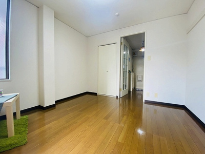 【寝室】 | メゾン ドゥ マローネ | 南西向き洋室6帖☆クローゼットがあります♪お洋服の多い方もお部屋が片付いて快適に過ごせますね♪