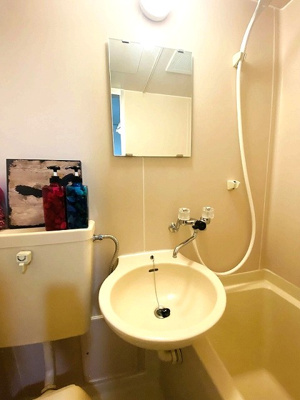 【洗面所】 | メゾン ドゥ マローネ | バスルームにある洗面台です！鏡の前で身支度ばっちりできちゃいます◎