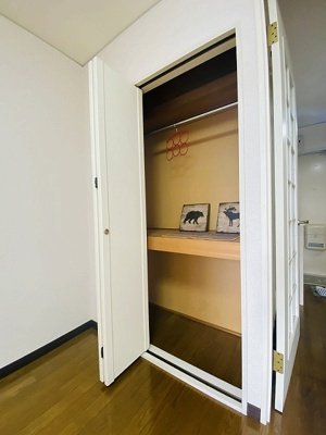 【収納】 | メゾン ドゥ マローネ | 洋室6帖のお部屋にあるクローゼットです♪大切なお洋服もしわにならないようにハンガーがけができます☆