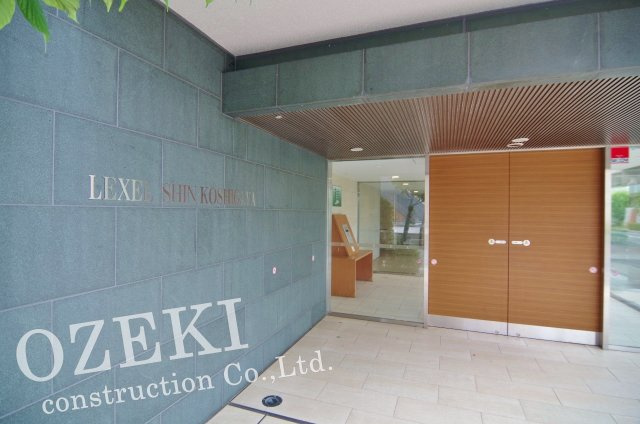 レクセル新越谷のエントランス