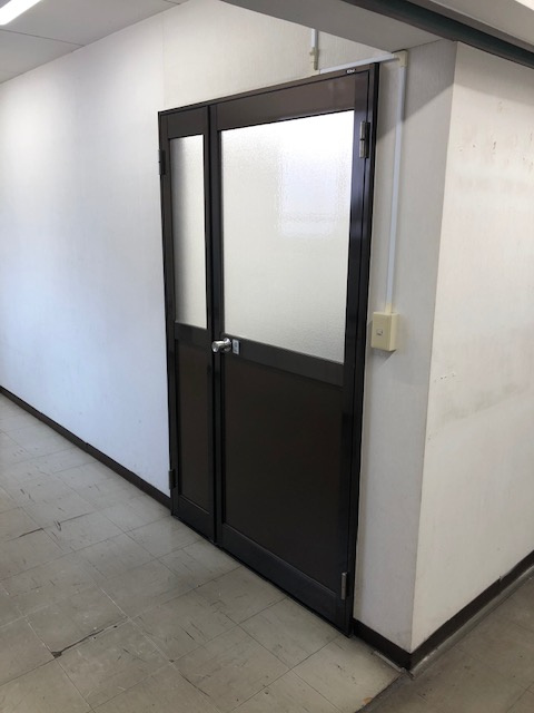一之江妙見屋ビルの玄関