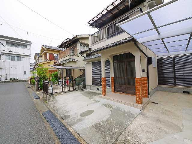 東九条賃貸一戸建の駐車場|駐車場に車を止められます