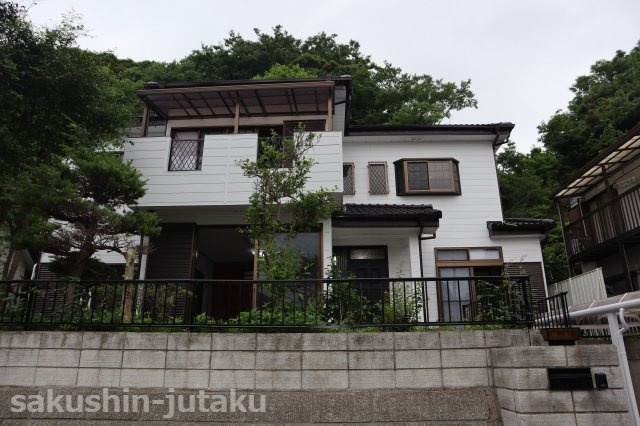 長作町　中古戸建の外観|諏訪神社の敷地に隣接
