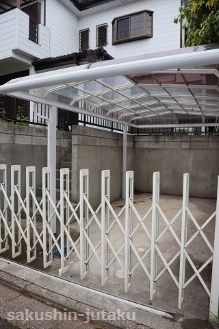 長作町　中古戸建の駐車場|カーポート屋根付き