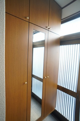 【玄関】 | 新曽貸家(30-4) | 玄関収納（天井までの高さがあります）