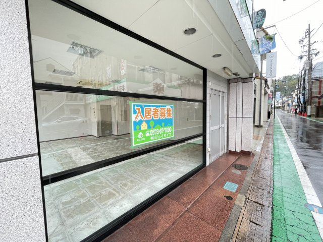 レジストロビルの外観|角地です