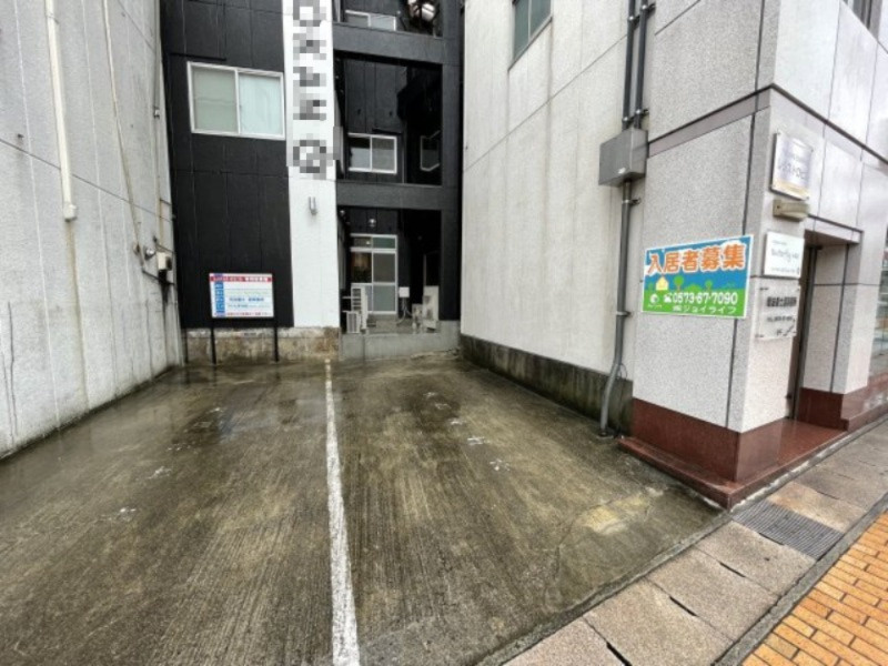 レジストロビルのその他共用部分|ビルの共用駐車スペースです