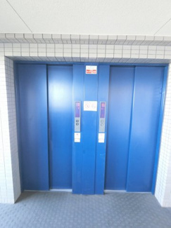 【その他共用部分】 | お買い物時やベビーカーの出し入れに便利なエレベーター付
混雑時にも便利なエレベーター2基付です。