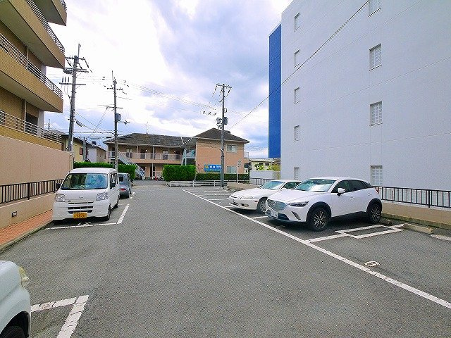 オークリーフ西大寺の駐車場|駐車場完備です