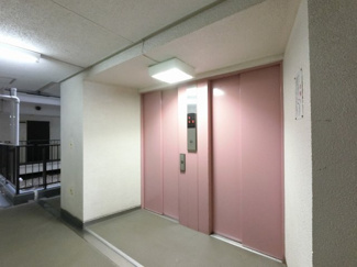 【その他共用部分】 | お買い物時やベビーカーの出し入れに便利なエレベーター付
混雑時にも便利なエレベーター2基付です。