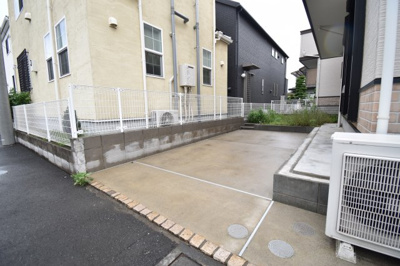【駐車場】 | 国立市谷保　中古戸建 | 車好きのパパにはうれしい広さのヵースペース、休日には自慢の愛車を思う存分メンテナンス。