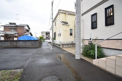 【前面道路含む現地写真】 | 国立市谷保　中古戸建 | 前面道路は閑静な住宅地の通りとなるため、車通りは多くありません。 安心して車庫入れ可能。
