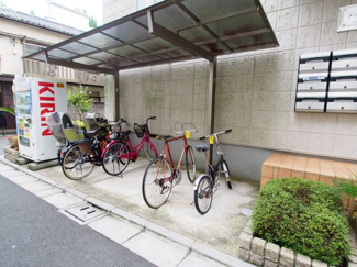 【その他共用部分】 | 屋根付き駐輪場あり。