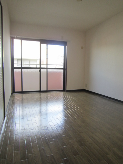 ピンクフィールドの洋室