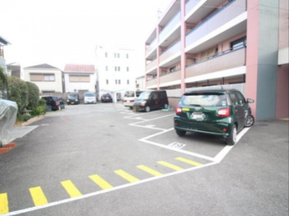 ピンクフィールドの駐車場