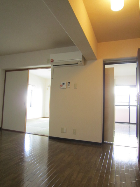 ピンクフィールドの居間・リビング