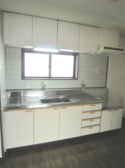 ピンクフィールドのキッチン|作業スペースがとても広いです