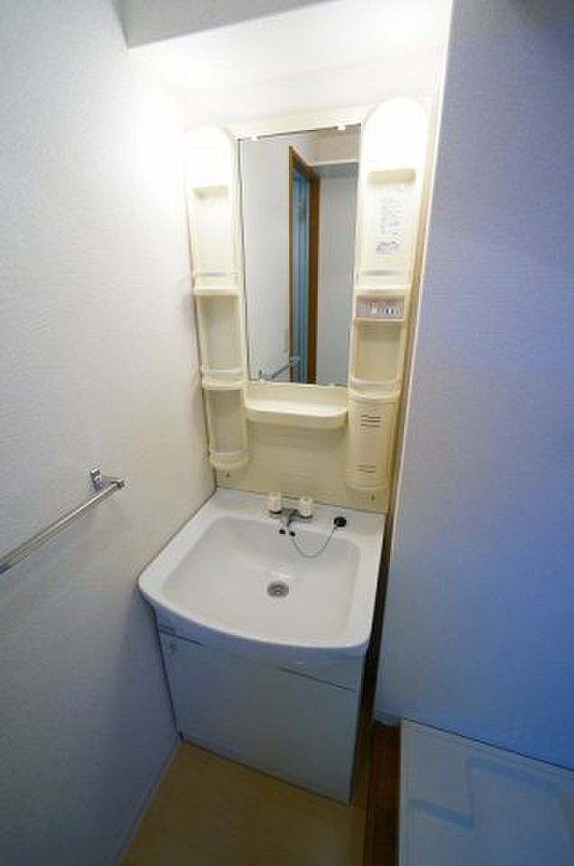 エトランゼ12【キャッシュバック対象物件】の独立洗面台|独立洗面台、小物を置くことができて便利です