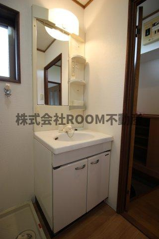 学校前コーポの独立洗面台|朝の支度にも助かる、独立の洗髪洗面化粧台