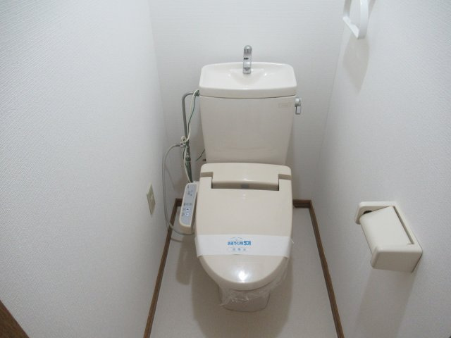 コーポフローラgのトイレ|落ち着いた色調のトイレです