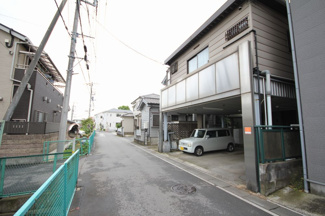 【前面道路含む現地写真】 | 前面道路（4ｍ）と外観写真になります。