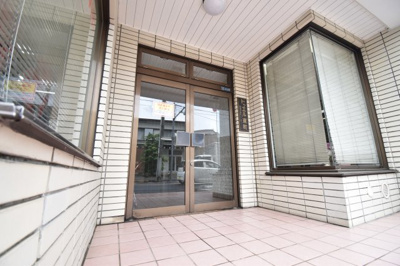 【エントランス】 | ドゥエル東町 | 通りに面しているので明るく安心感もあります。