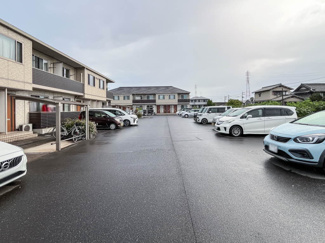 【駐車場】 | メゾン楽天　A | 駐車場があるので、車を買う予定の方も安心です