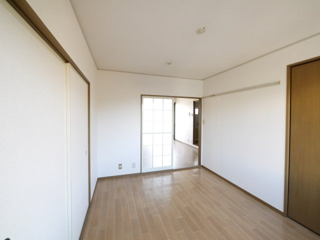 エクレール平城Dの洋室