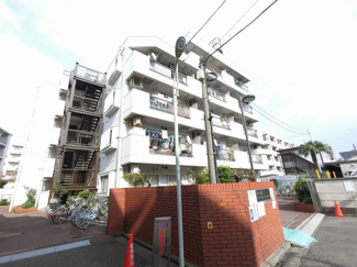 【外観】 | 総戸数４５戸、１９８２年８月築、管理人は日勤勤務につき管理体制良好です♪