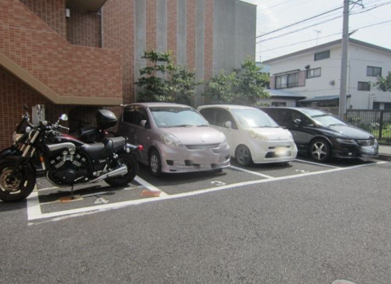 リュミエ府中の駐車場