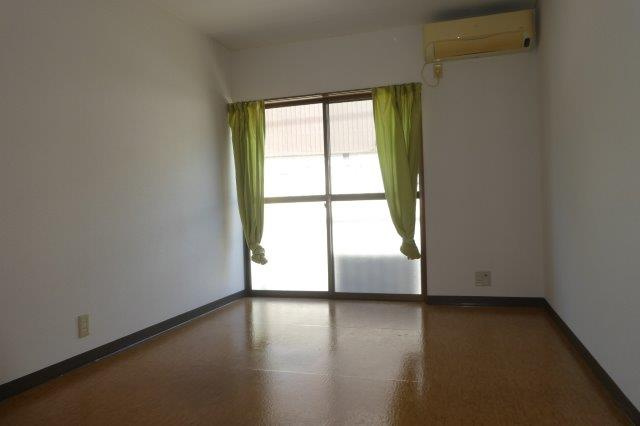 エステート中庄の洋室