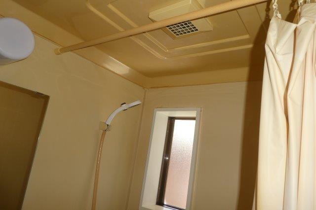 エステート中庄の浴室|浴室窓・換気扇