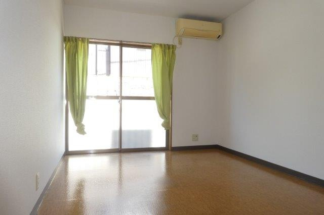 エステート中庄の居間・リビング|洋室