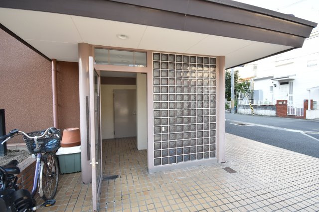シャトー小西のエントランス|マンション入り口です。